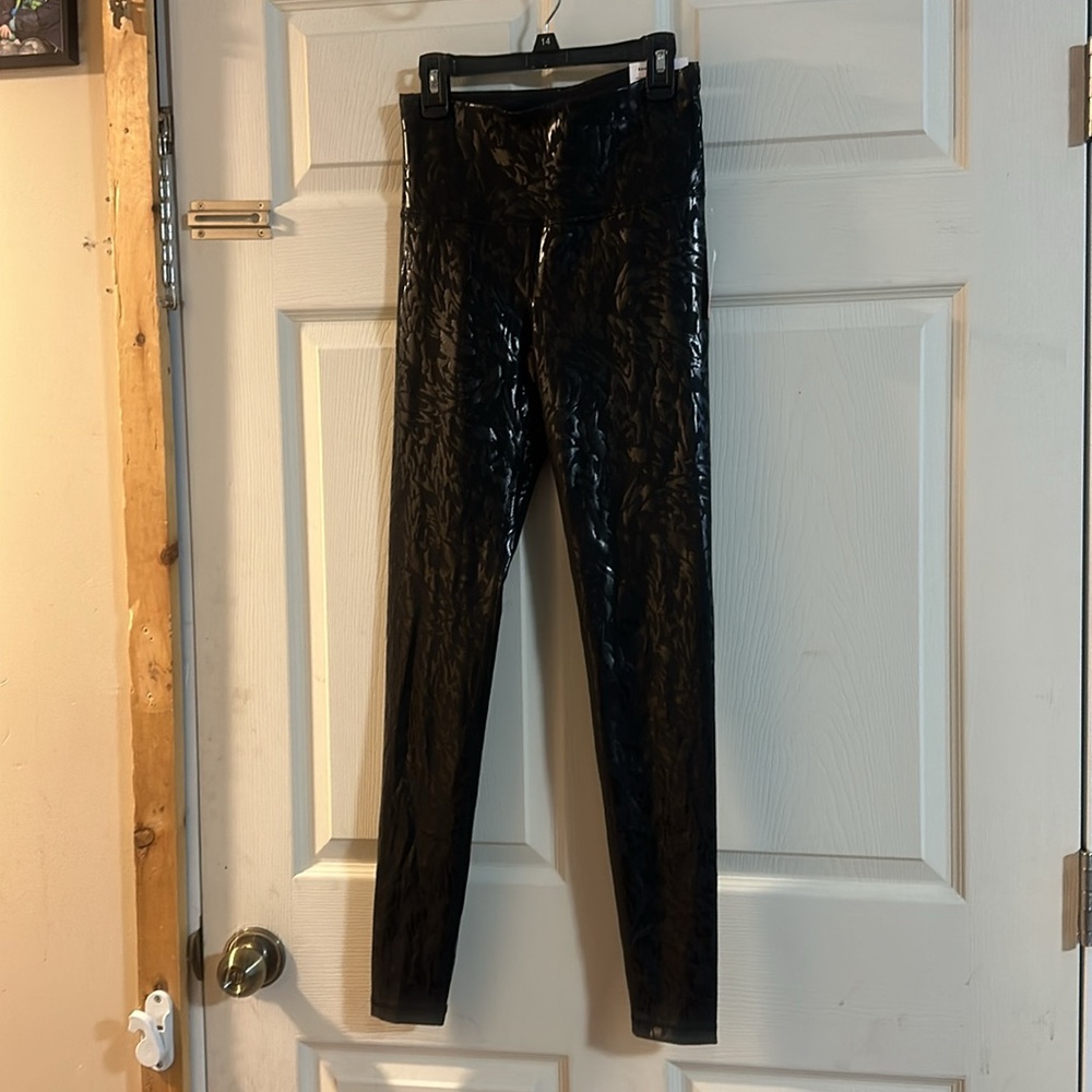 OLD NAVY HIGH RISE POWERSOFT LEGGING: BLACK FOIL PRINT: NEW WITH TAGS: SIZE S